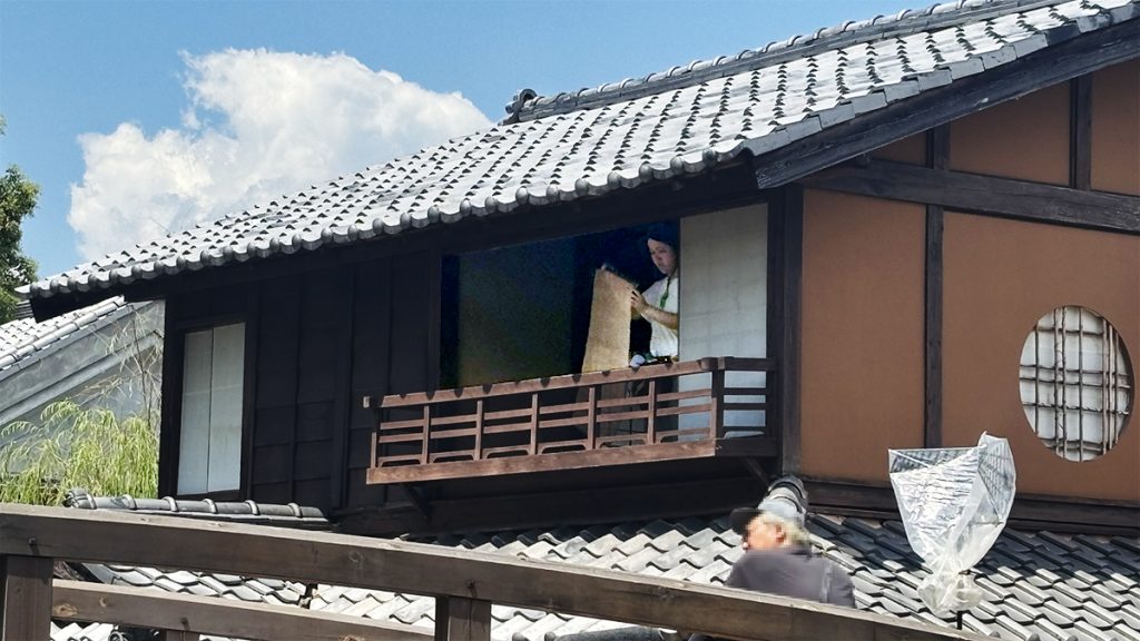 撮影に応じて襖や障子、簾なども付け外します